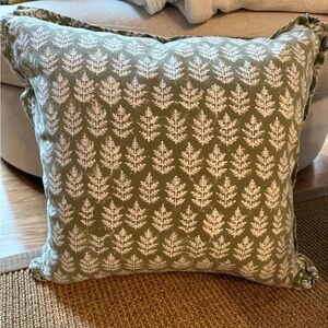 JSH Home Essentials Single Pillow Cover in Green Ivy Print